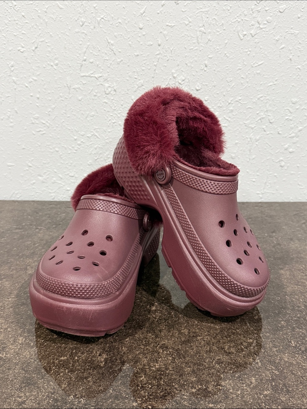 CROCS Lined‎ Stomp Dark Cherry Red Faux Fur Platform Clogs Shoes Size 6 Unisex